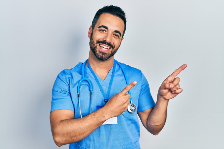 Professionnel de santé montrant un signe de positivité avec sa main dans un bureau clinique.