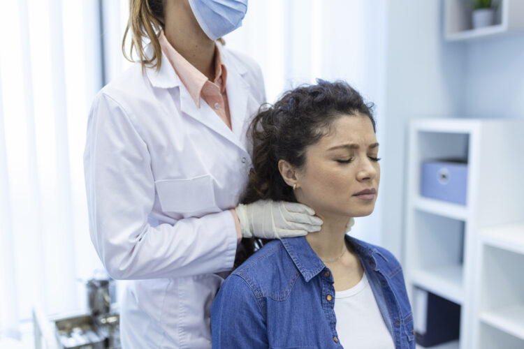 telesecretariat Endocrinologue examinant la gorge d'une jeune femme dans une clinique.