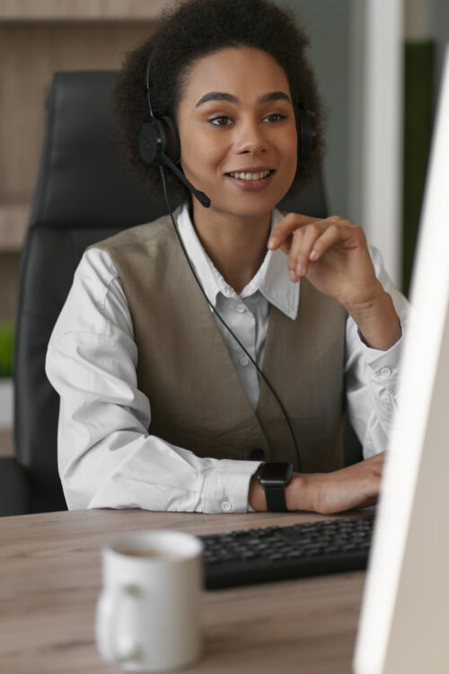 grenoble Télésecrétaire médicale souriante travaillant à son bureau.